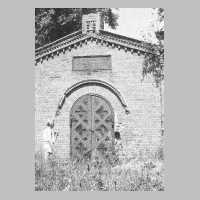 111-1250 Auf dem alten Wehlauer Friedhof 1994. Das Mauso-leum der Familie Pinnau..JPG